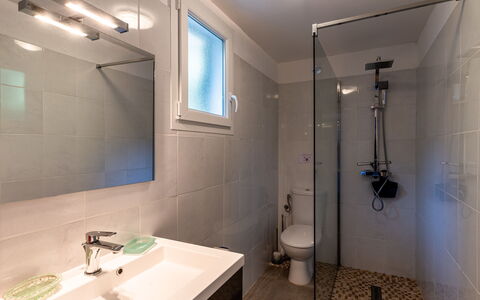 Sotta 101: Mirror, Plumbing Fixture, Sink, Property, Tap, Bathroom, Shower Head, Bathroom Sink, Interior Design, Lighting