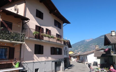 Cima: Property, Building, Town, House, Neighbourhood, Real Estate, Residential Area, Apartment, Architecture, Sky