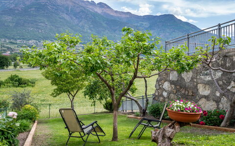 Cima: Sky, Mountain, Plant, Cloud, Property, Plant Community, Green, Nature, Flower, Natural Landscape