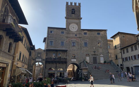 Casa Annateresa: Town, City, Public Space, Human Settlement, Town Square, Building, Architecture, Tourism, Medieval Architecture, Street