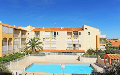 Narbonne-Plage 150: Sky, Plant, Building, Window, Azure, Tree, Swimming Pool, House, Residential Area, Urban Design