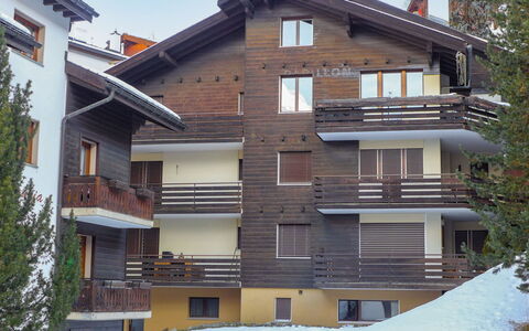 Papillon: Building, Daytime, Property, Window, Tree, House, Snow, Sky, Architecture