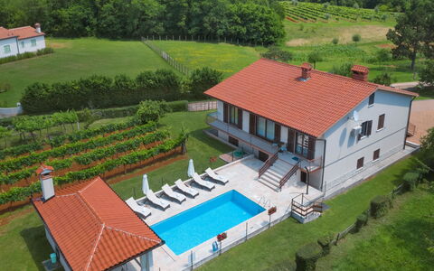 Ana: Property, House, Roof, Aerial Photography, Building, Rural Area, Land Lot, Real Estate, Hill Station, Estate