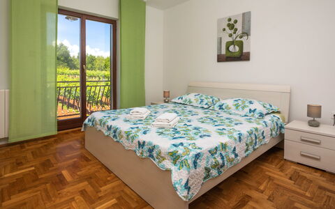 Ana: Bedroom, Bed, Furniture, Room, Bed Sheet, Property, Floor, Bed Frame, Mattress, Bedding