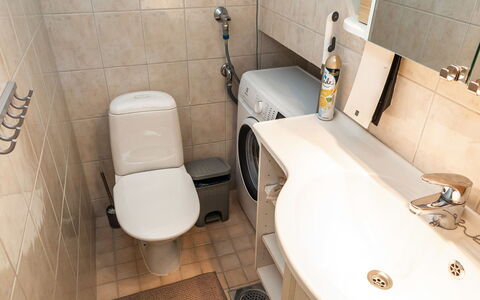 Ski and Camp Golf Casa Rocala: Toilet Seat, Plumbing Fixture, Bathroom, Toilet, Bathroom Sink, Sink, Flooring, Interior Design, Floor, Tap