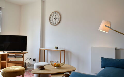 Deauville-Trouville 712: Property, Furniture, Table, Building, Lighting, Wood, Couch, Interior Design, Comfort, Clock