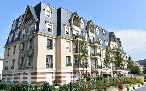 Deauville-Trouville 712: Sky, Building, Plant, Daytime, Window, Urban Design, Condominium, Cloud, Neighbourhood, Residential Area