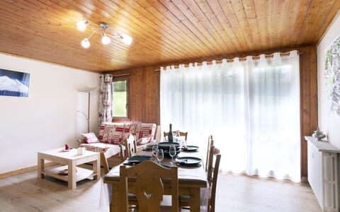 Le Nerey: Furniture, Table, Property, Wood, Interior Design, Floor, Flooring, Chair, Hardwood, Real Estate