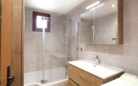 Le Nerey: Plumbing Fixture, Mirror, Tap, Property, Sink, Bathtub, Bathroom, Interior Design, Bathroom Sink