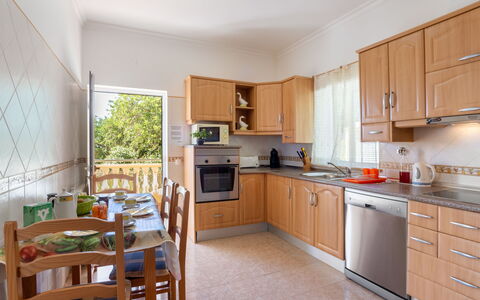 Paraíso: Cabinetry, Countertop, Property, Furniture, Drawer, Kitchen Appliance, Kitchen, Kitchen Stove, Wood, Home Appliance