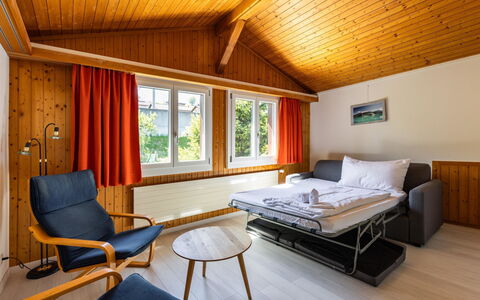 Hauswurz: Wood, Interior Design, Furniture, Ceiling, Apartment, Hardwood, Wood Stain, Bed, Bed Frame, Bedroom