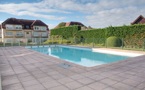 De Haan 280: Water, Cloud, Sky, Building, Swimming Pool, Azure, Plant, Body Of Water, House, Tree