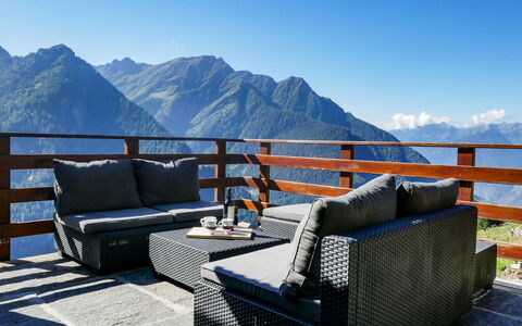 Rustico Catcüc: Blue, Sky, Property, Mountain, Furniture, Room, Real Estate, Roof, Table, House