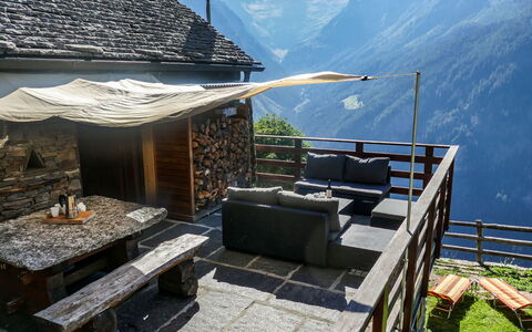 Rustico Catcüc: Mountain, Property, House, Roof, Building, Architecture, Mountain Range, Room, Wood, Landscape