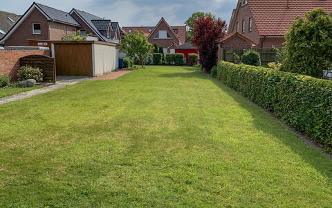 Norddeich 492: Lawn, Grass, Property, Yard, Land Lot, Residential Area, House, Home, Garden, Real Estate