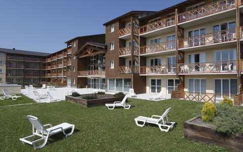 Bolquere 651: Sky, Building, Property, Window, Urban Design, Outdoor Furniture, Plant, Grass, Residential Area, Condominium