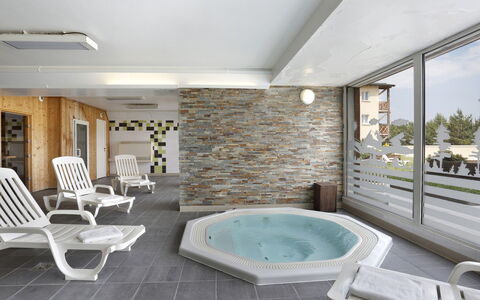 Bolquere 651: Water, Property, Furniture, Bathtub, Window, Table, Product, Azure, Chair, Interior Design