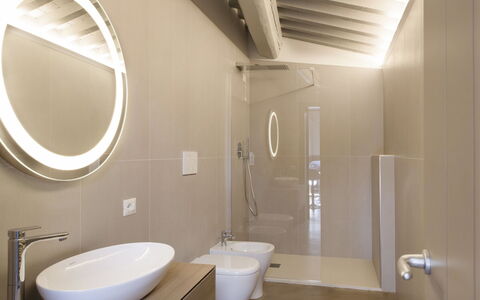 Florence 862: Bathroom, Property, Room, Toilet, Interior Design, Plumbing Fixture, Toilet Seat, Ceiling, Architecture, Floor