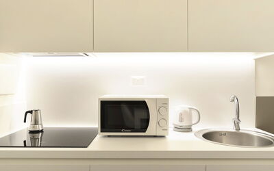 Tipologia Trilo 05 Pax 862.2: White, Property, Room, Interior Design, Furniture, Sink, Wall, Countertop, House, Kitchen