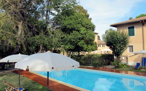 Fattoria di Scaletta: Water, Plant, Sky, Building, Swimming Pool, Window, Blue, Shade, Cloud, Tree