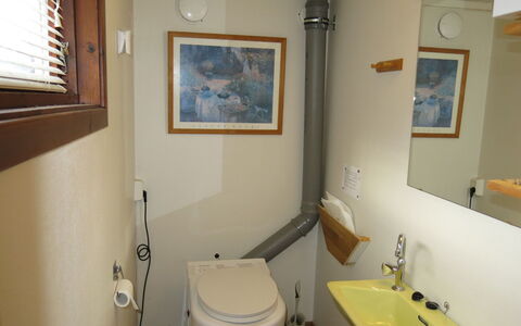Ogge: Mirror, Property, Bathroom Sink, Sink, Tap, Plumbing Fixture, Bathroom, Toilet Seat, Picture Frame