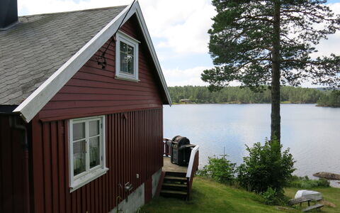 Ogge: Water, Plant, Sky, Cloud, Building, Window, Property, Tree, House, Land Lot