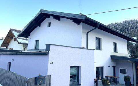 Stefanie: Building, Window, House, Roof, Home, Residential Area, Facade, Architecture, Town, Cottage