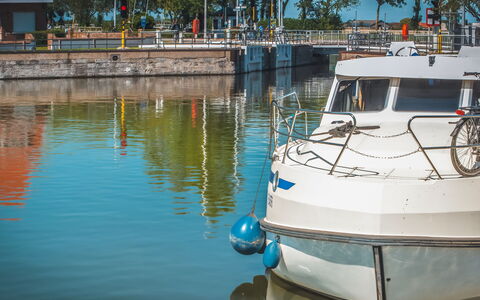 Villa Sas: Water, Boat, Watercraft, Vehicle, Naval Architecture, Lake, Boats And Boating--Equipment And Supplies, Tree, Leisure, Ship