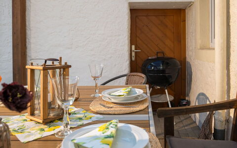 Bruni: Tableware, Table, Furniture, Dishware, Plate, Wood, Tablecloth, Interior Design, Serveware, Building