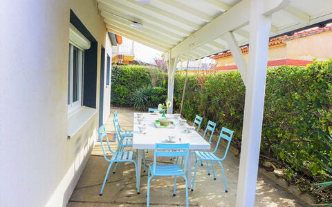 Les Vives: Table, Plant, Furniture, Property, Chair, Shade, Flowerpot, Outdoor Furniture, Window, Building