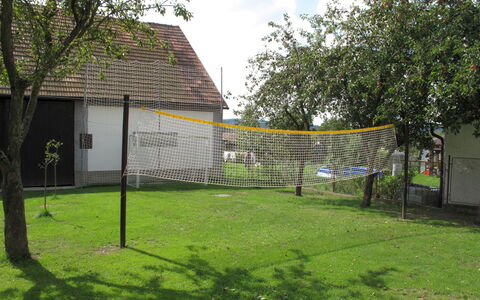 Neurazy: Grass, Net, Property, House, Backyard, Yard, Chain-Link Fencing, Land Lot, Lawn