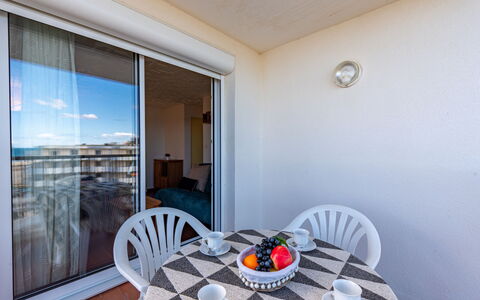Le Grand Pavois: Table, Tableware, Property, Building, Furniture, Window, Chair, Interior Design, Lighting, Door