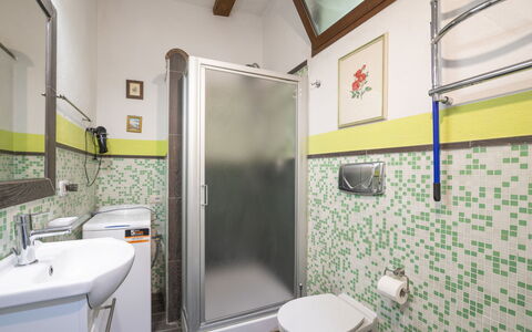 Olivo: Plumbing Fixture, Mirror, Property, Sink, Bathroom, Tap, Purple, Building, Shower, Shower Head