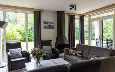 6-Persoons 100.4: Couch, Property, Plant, Window, Interior Design, Houseplant, Shade, Table, Living Room, Floor