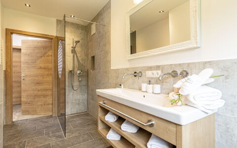 Apart Jasmin: Mirror, Tap, Sink, Plumbing Fixture, Bathroom Cabinet, Bathroom Sink, Cabinetry, Bathroom, Lighting, Wood