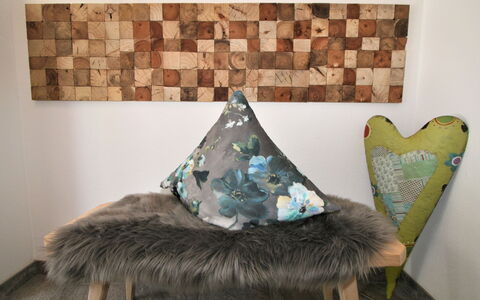 Apart Jasmin: Picture Frame, Wood, Textile, Interior Design, Comfort, Floor, Flooring, Rectangle, Art, Living Room
