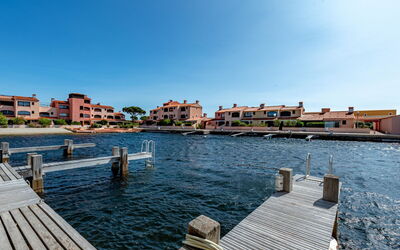 Le Barcarès 180: Water, Sky, Water Resources, Daytime, Property, Building, Azure, Cloud, Lake, Wood
