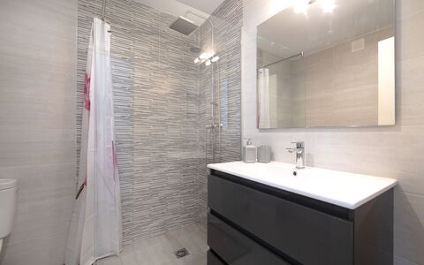 Calpe Calp 472: Bathroom, Property, Room, Tile, Interior Design, Wall, Floor, Architecture, Bathroom Accessory, Tap