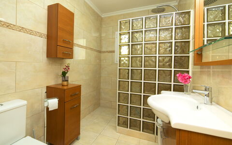 Alexia: Bathroom, Property, Room, Tile, Interior Design, Building, Real Estate, Architecture, Plumbing Fixture, Floor