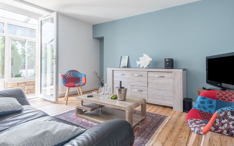 Villa Ostréa: Room, Furniture, Property, Bedroom, Interior Design, Floor, Blue, Living Room, Bed, Wall