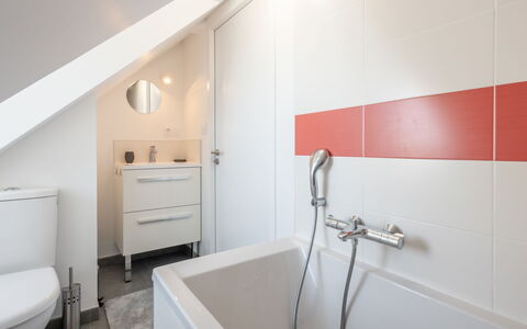 Villa Ostréa: Bathroom, Room, Property, Tap, Interior Design, Tile, Wall, Architecture, Ceiling, House