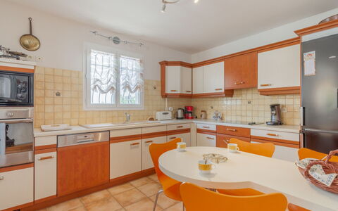 Les Galandos: Cabinetry, Countertop, Tap, Sink, Furniture, Property, Plumbing Fixture, Kitchen Sink, Kitchen, Wood