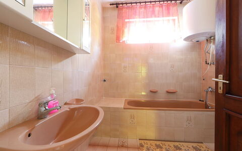 Akazie: Brown, Plumbing Fixture, Tap, Bathtub, Property, Sink, Building, Bathroom, Wood, Purple