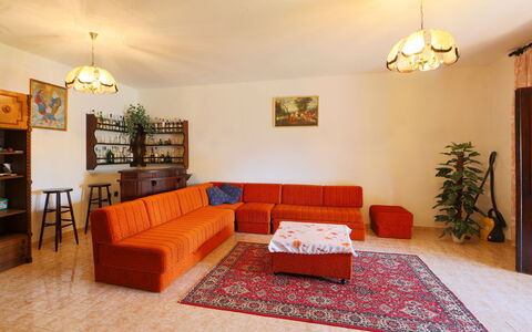 Akazie: Brown, Picture Frame, Property, Couch, Furniture, Plant, Interior Design, Wood, Houseplant, Floor