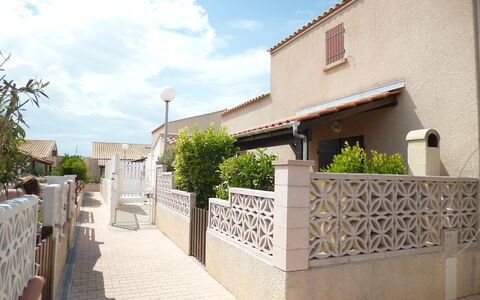 Le Barcarès 210: Property, Building, House, Residential Area, Real Estate, Home, Town, Architecture, Neighbourhood, Wall