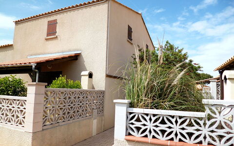 Le Barcarès 210: Sky, Plant, Cloud, Building, Land Lot, Wood, Residential Area, Material Property, Landscape, Facade