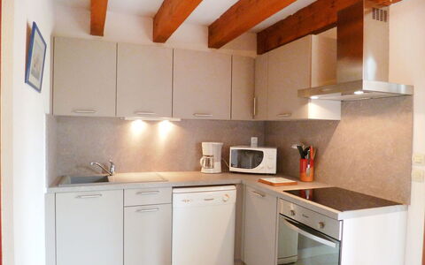 Le Barcarès 210: Property, Room, Kitchen, Furniture, Cabinetry, Building, House, Interior Design, Ceiling, Kitchen Stove