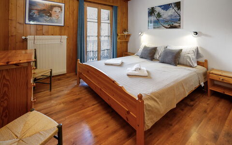 Les Diablerets 600: Wood, Furniture, Bedroom, Floor, Interior Design, Flooring, Bed, Bed Sheet, Ceiling, Bed Frame