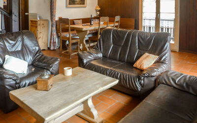 Les Diablerets 600: Brown, Furniture, Couch, Property, Table, Comfort, Picture Frame, Building, Window, Wood