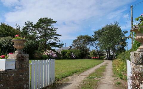 Ty Va Zud: Sky, Cloud, Plant, Road Surface, Land Lot, Tree, Flowerpot, Grass, House, Natural Landscape